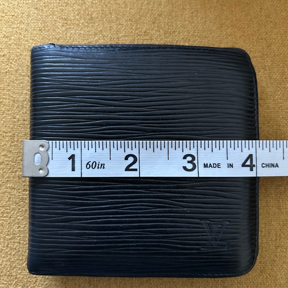 Louis Vuitton Epi Men’s Bi-Fold Wallet - Picture 10 of 13